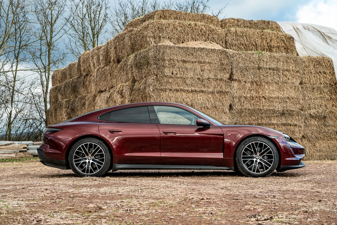 2021 Porsche Taycan - Image 9 of 31