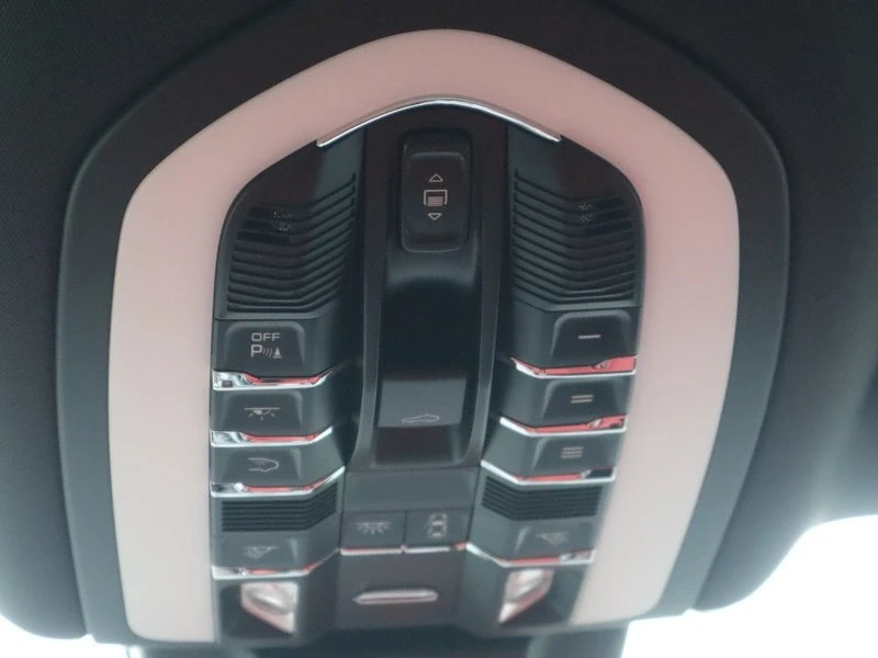 2021 Porsche Macan - Image 14 of 19