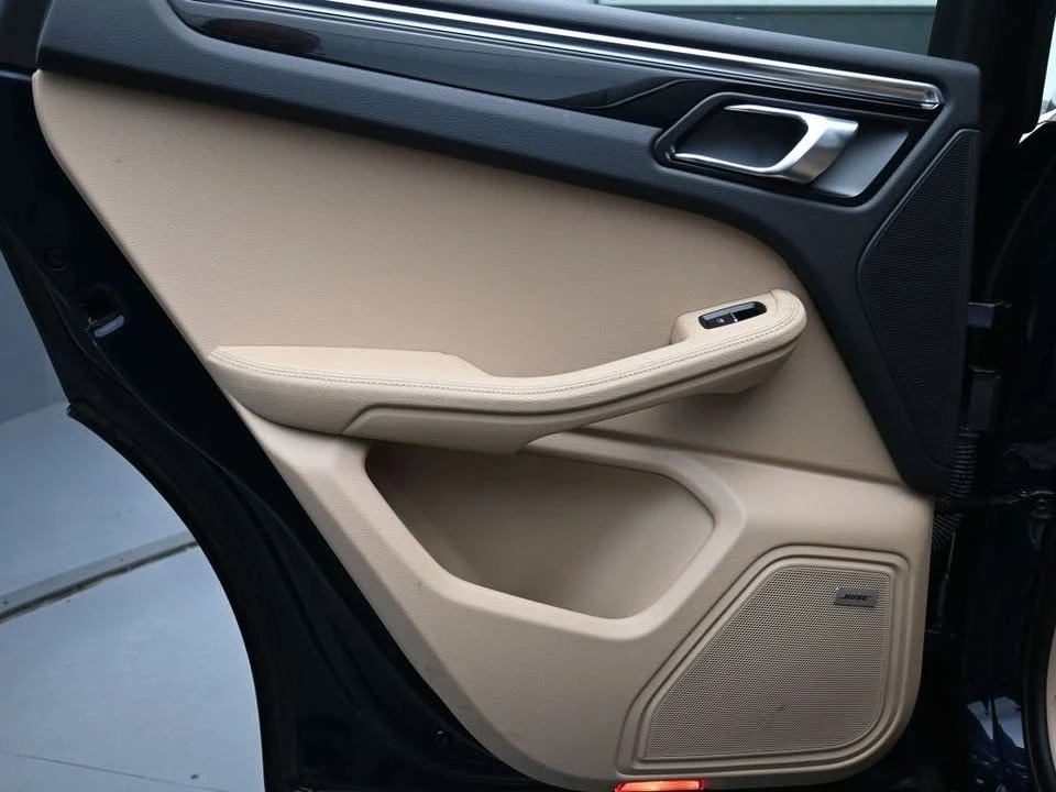 2021 Porsche Macan - Image 15 of 16