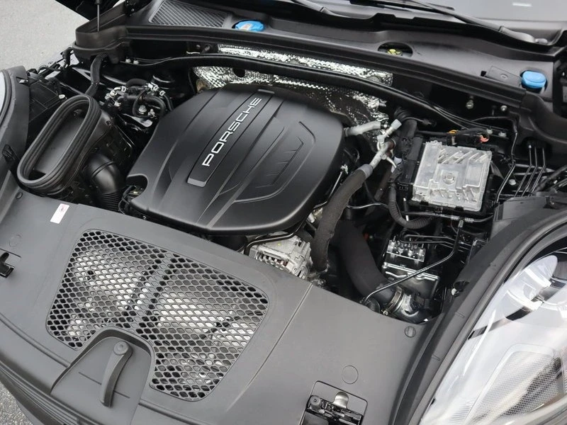 2021 Porsche Macan - Image 16 of 19