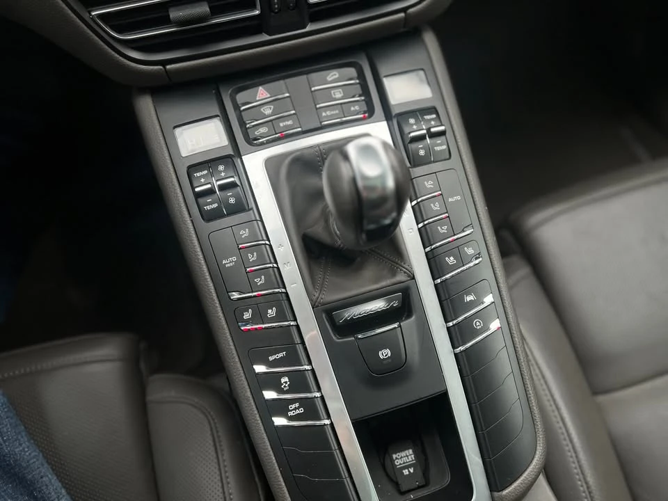 2021 Porsche Macan - Image 14 of 20