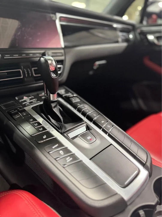 2021 Porsche Macan - Image 10 of 17