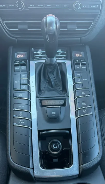 2021 Porsche Macan - Image 14 of 18