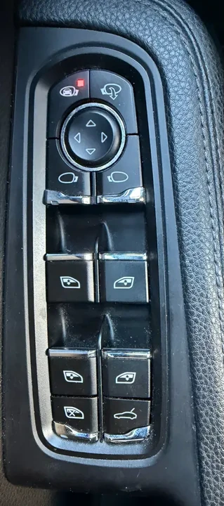 2021 Porsche Macan - Image 16 of 18