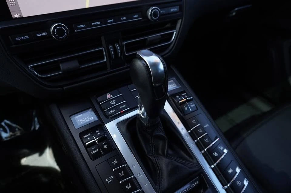 2021 Porsche Macan Turbo - Image 19 of 20