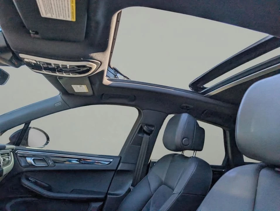 2021 Porsche Macan - Image 17 of 20