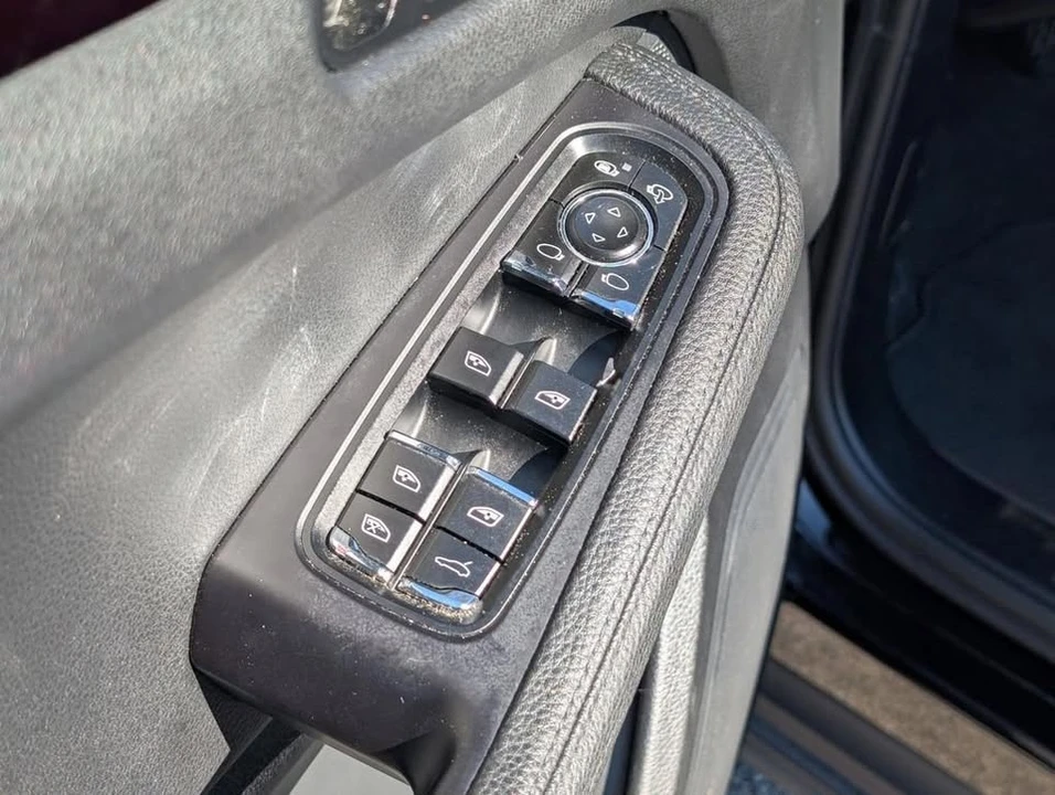 2021 Porsche Macan - Image 15 of 20