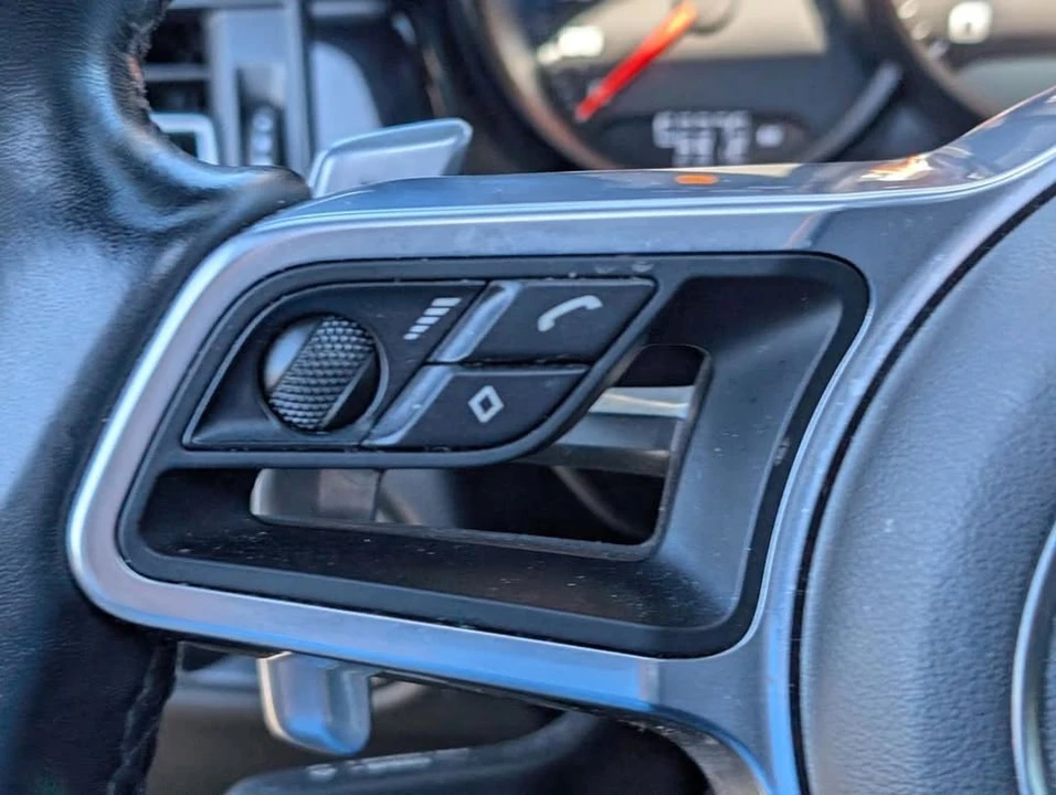 2021 Porsche Macan - Image 18 of 20