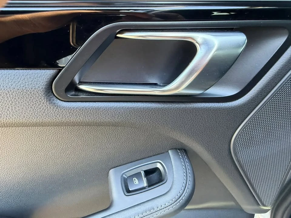 2021 Porsche Macan - Image 16 of 20