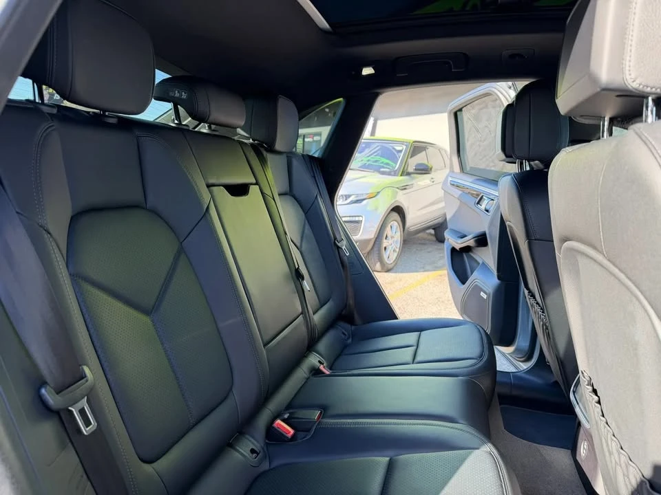 2021 Porsche Macan - Image 17 of 20