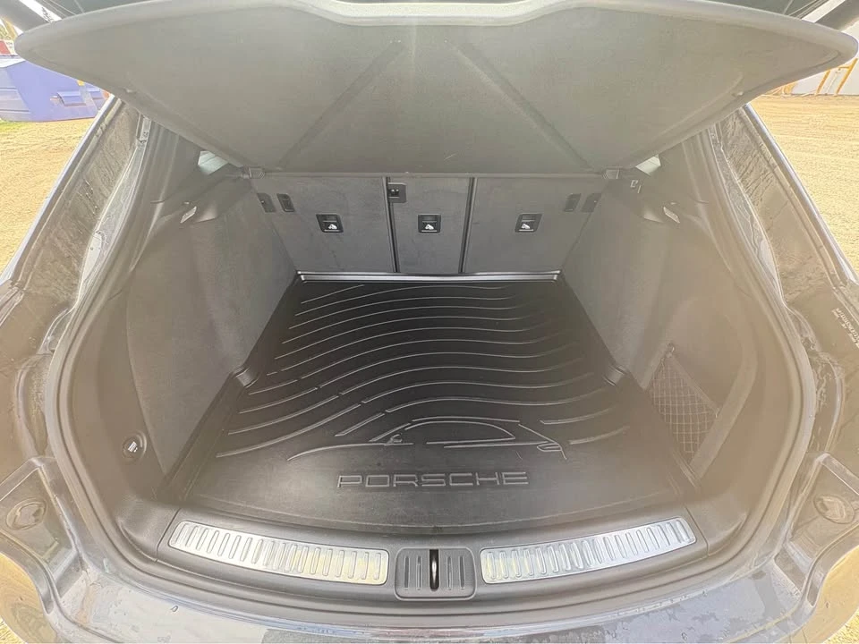 2021 Porsche Macan - Image 16 of 18