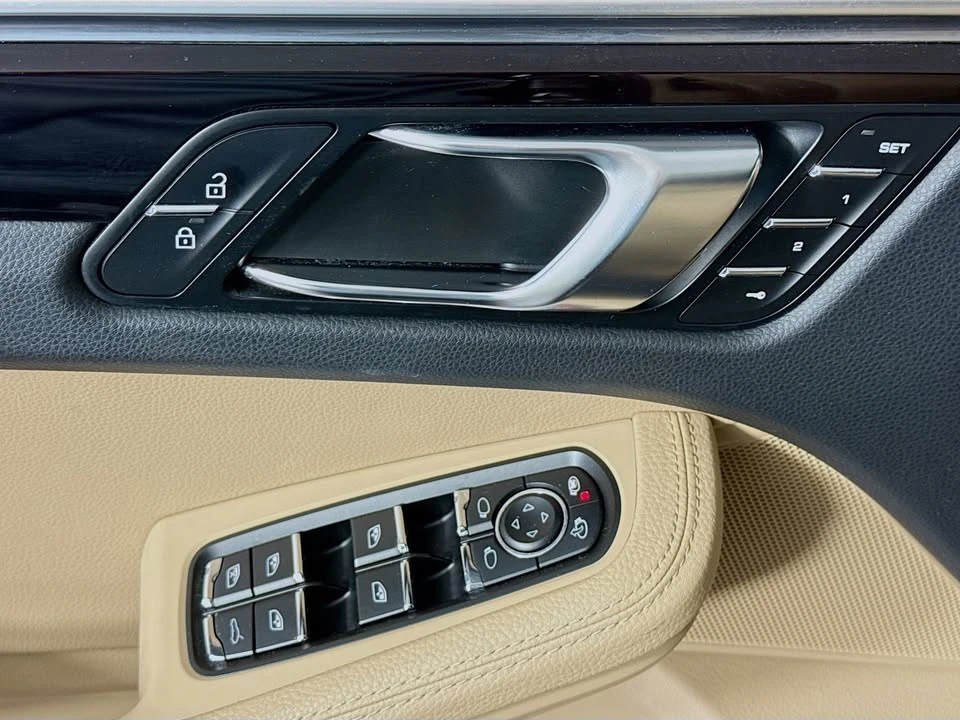 2021 Porsche Macan - Image 18 of 19