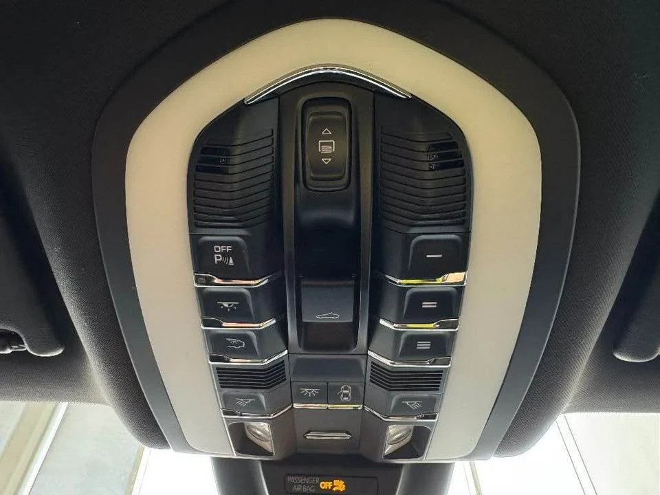 2021 Porsche Macan - Image 13 of 18