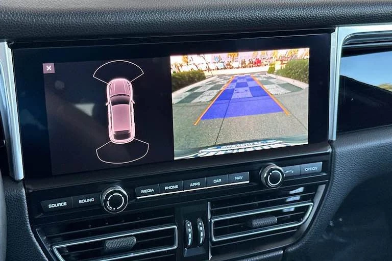 2021 Porsche Macan - Image 14 of 19