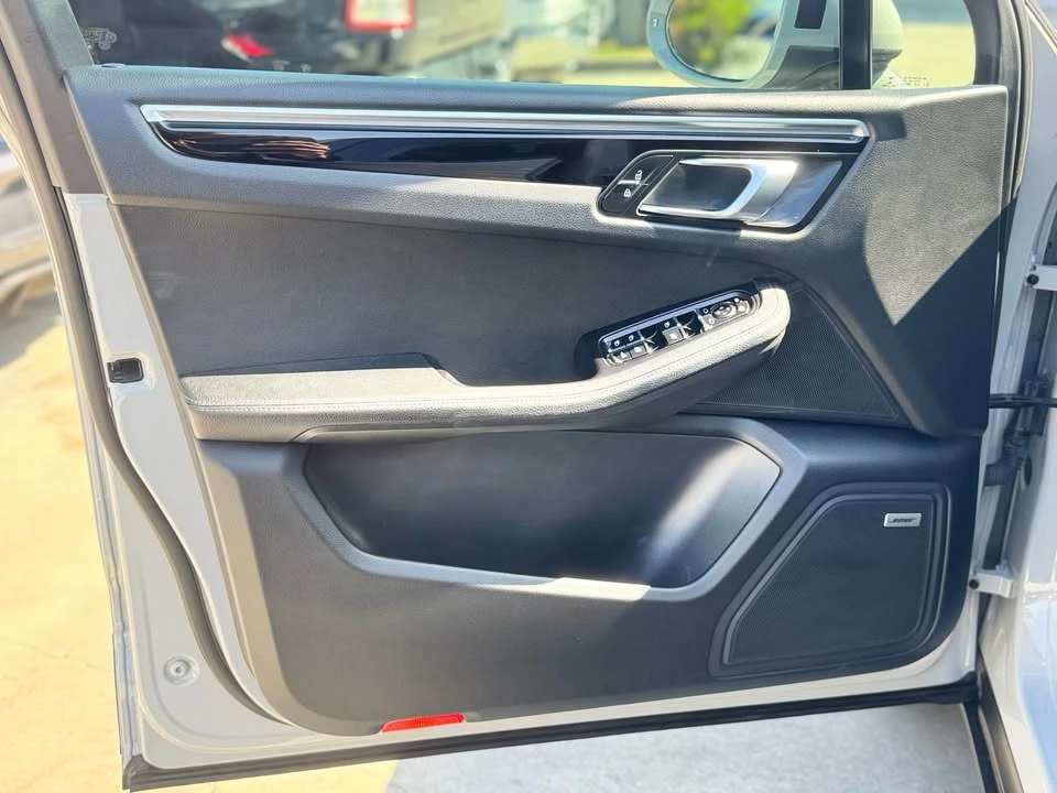 2021 Porsche Macan - Image 17 of 18