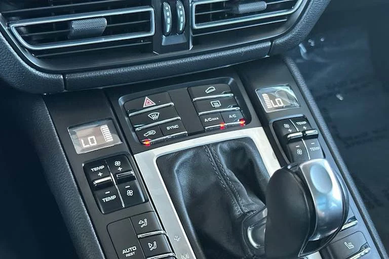 2021 Porsche Macan - Image 15 of 19