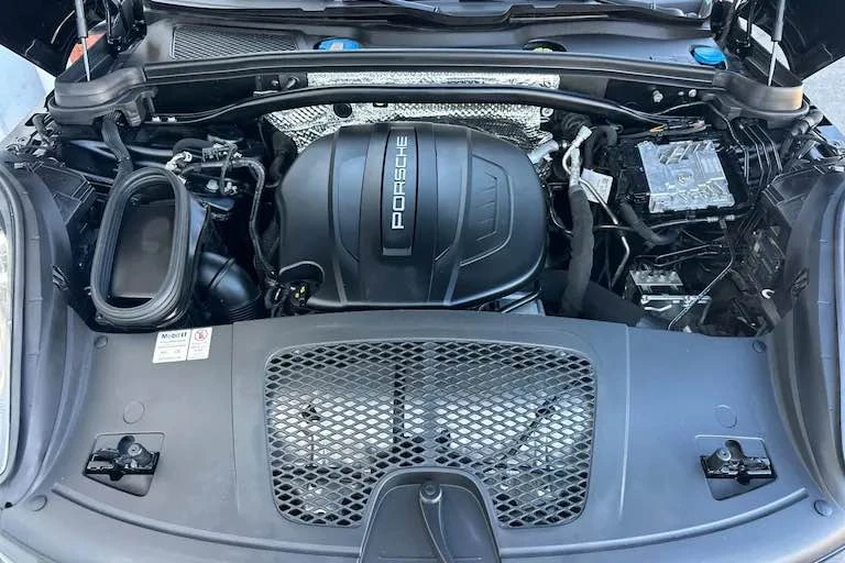 2021 Porsche Macan - Image 18 of 19