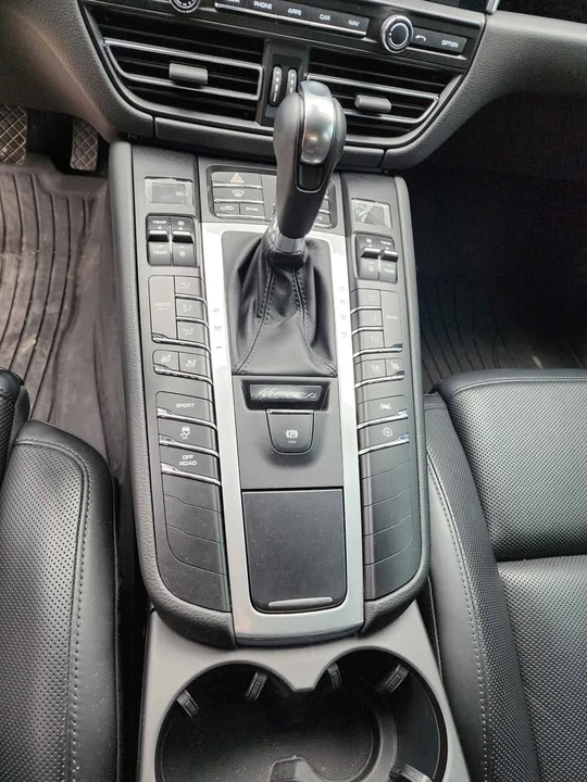 2021 Porsche Macan - Image 8 of 10