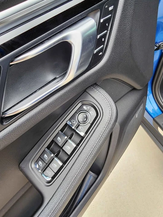 2021 Porsche Macan - Image 9 of 10