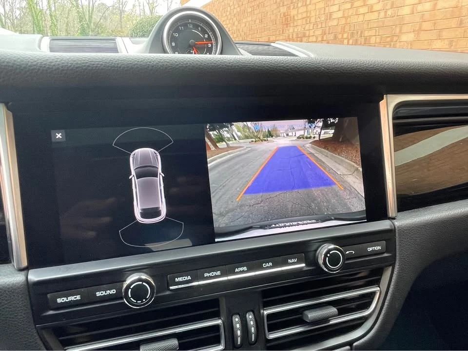 2021 Porsche Macan - Image 16 of 19