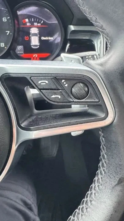 2021 Porsche Macan - Image 13 of 15