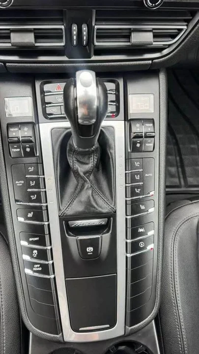 2021 Porsche Macan - Image 10 of 15