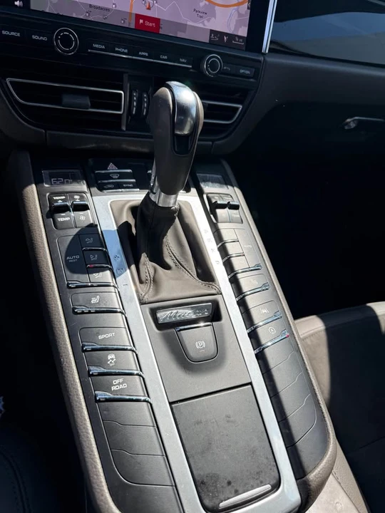 2021 Porsche Macan - Image 10 of 11