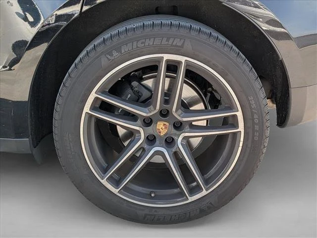 2021 Porsche Macan - Image 16 of 17