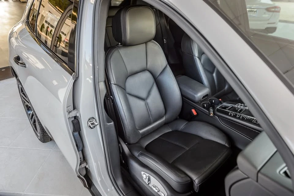 2021 Porsche Macan - Image 16 of 20