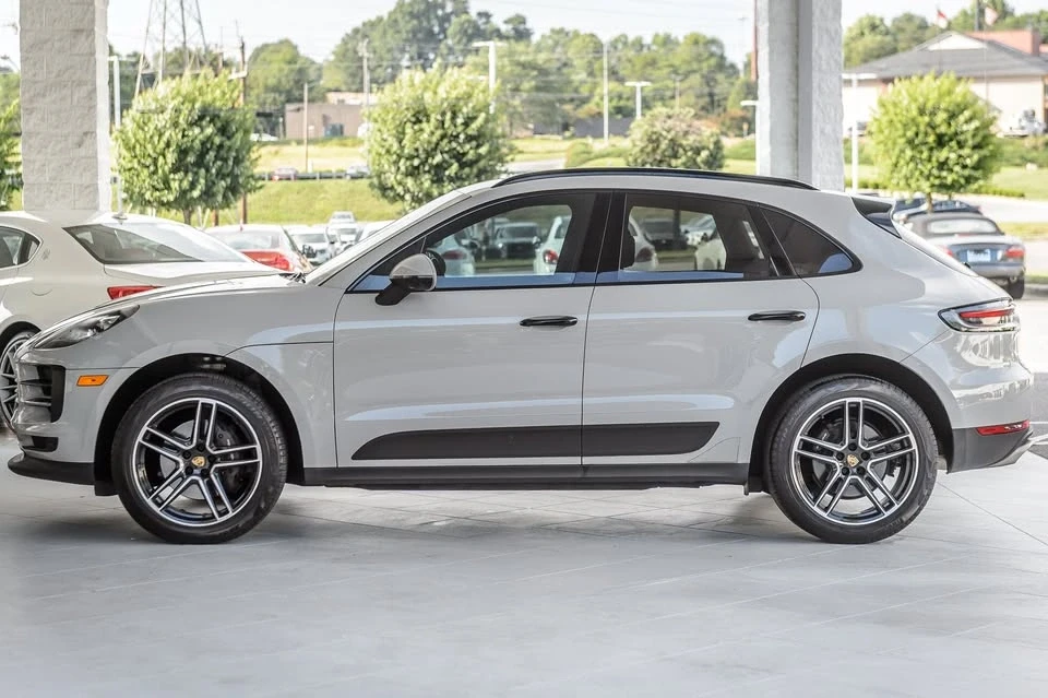 2021 Porsche Macan - Image 18 of 20