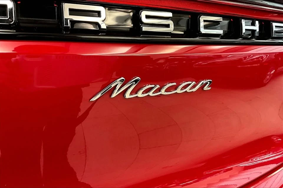 2021 Porsche Macan - Image 13 of 17