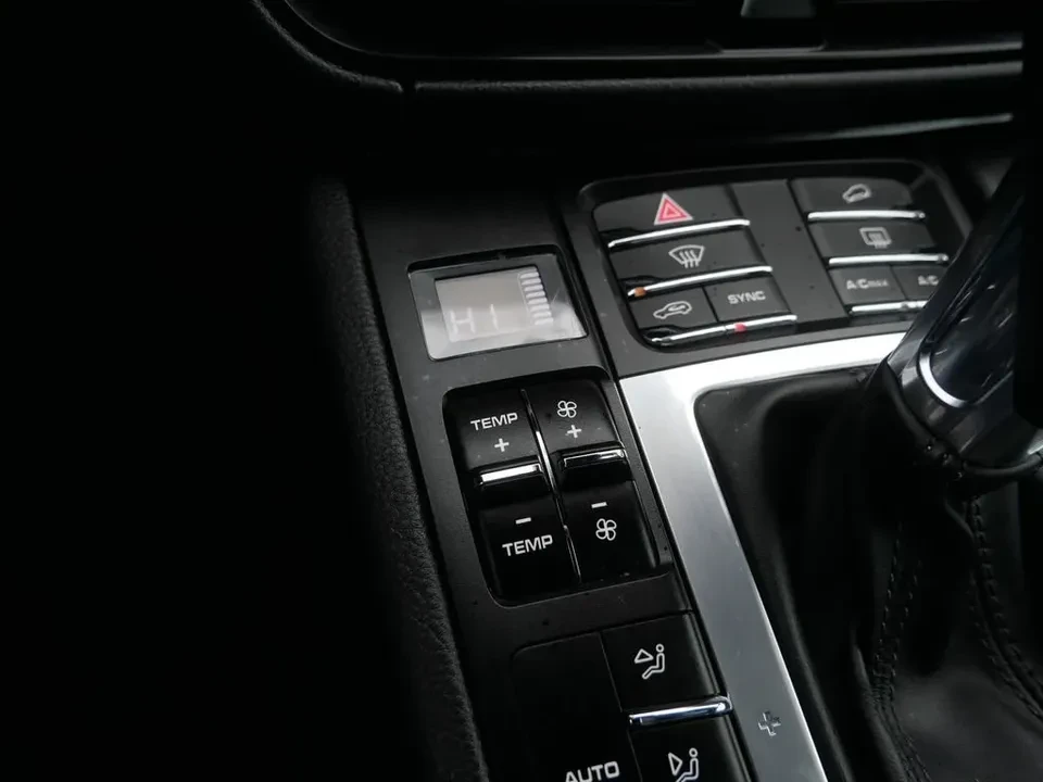 2021 Porsche Macan - Image 14 of 18