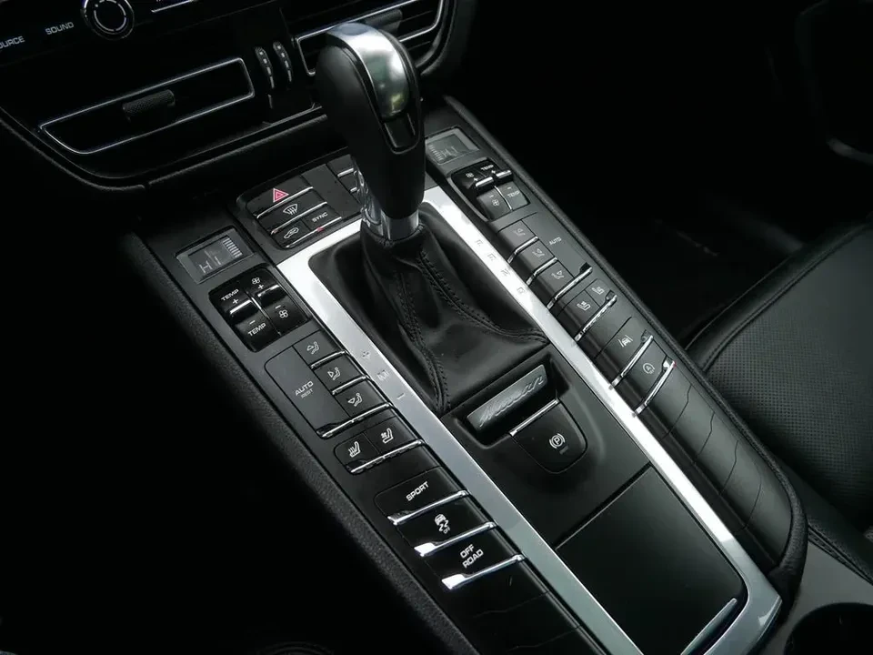 2021 Porsche Macan - Image 12 of 18