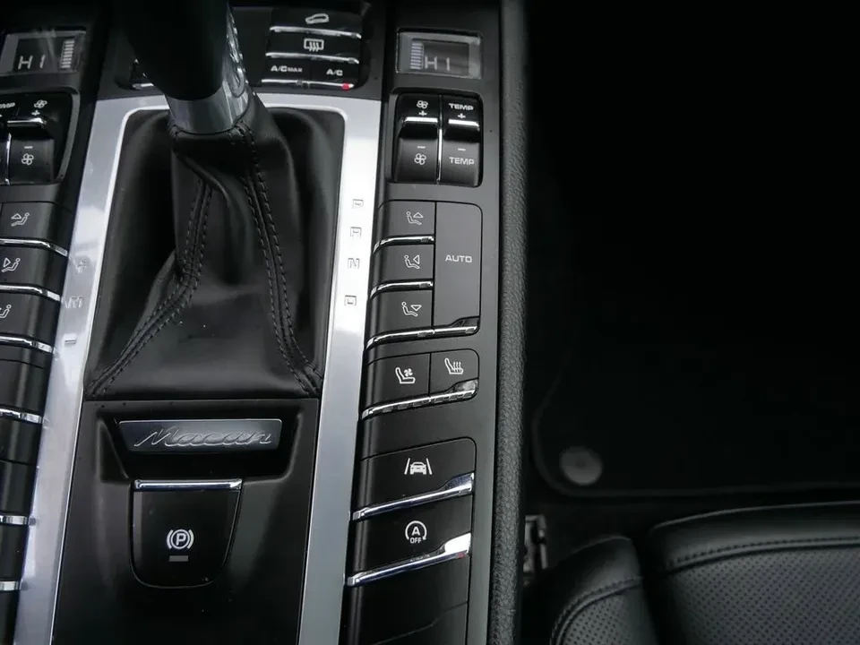 2021 Porsche Macan - Image 15 of 18
