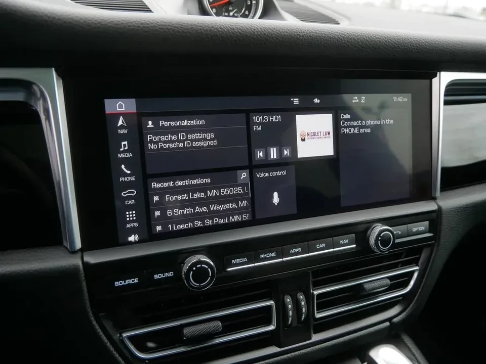 2021 Porsche Macan - Image 16 of 18