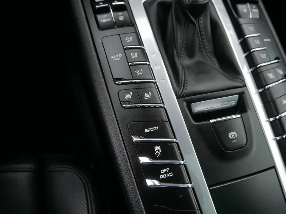 2021 Porsche Macan - Image 13 of 18