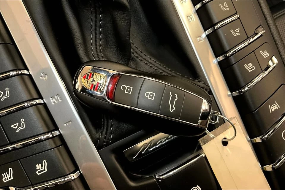 2021 Porsche Macan - Image 12 of 13