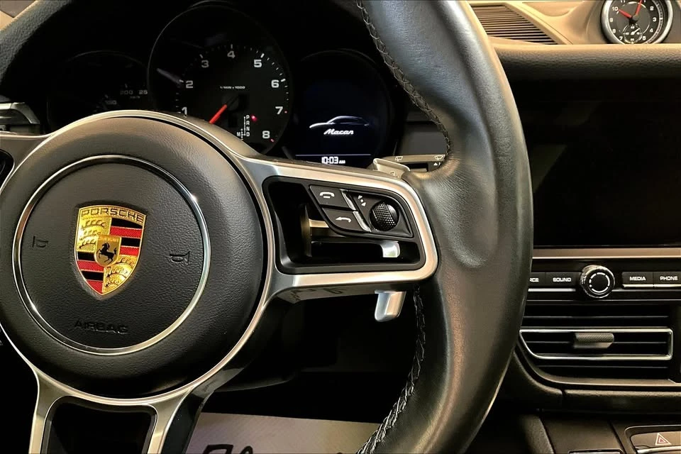 2021 Porsche Macan - Image 17 of 20