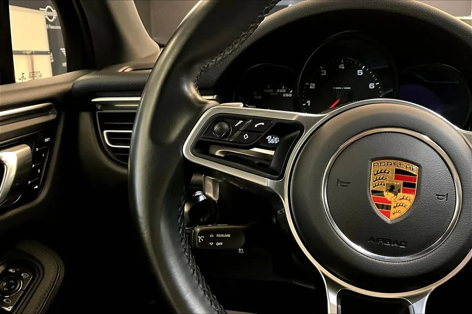 2021 Porsche Macan - Image 16 of 20