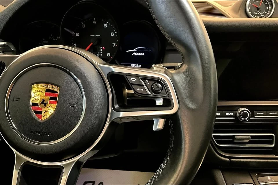 2021 Porsche Macan - Image 17 of 20