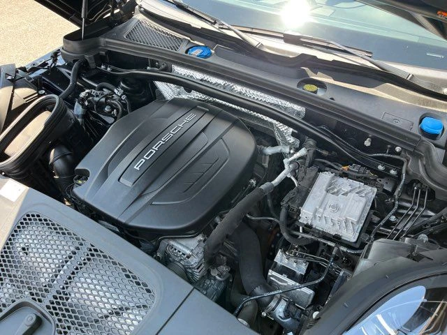 2021 Porsche Macan - Image 17 of 19