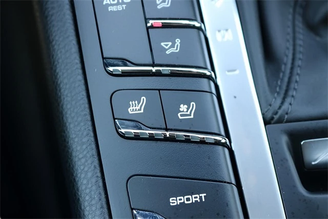 2021 Porsche Macan - Image 13 of 16