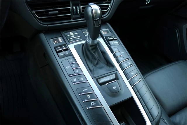 2021 Porsche Macan - Image 12 of 16