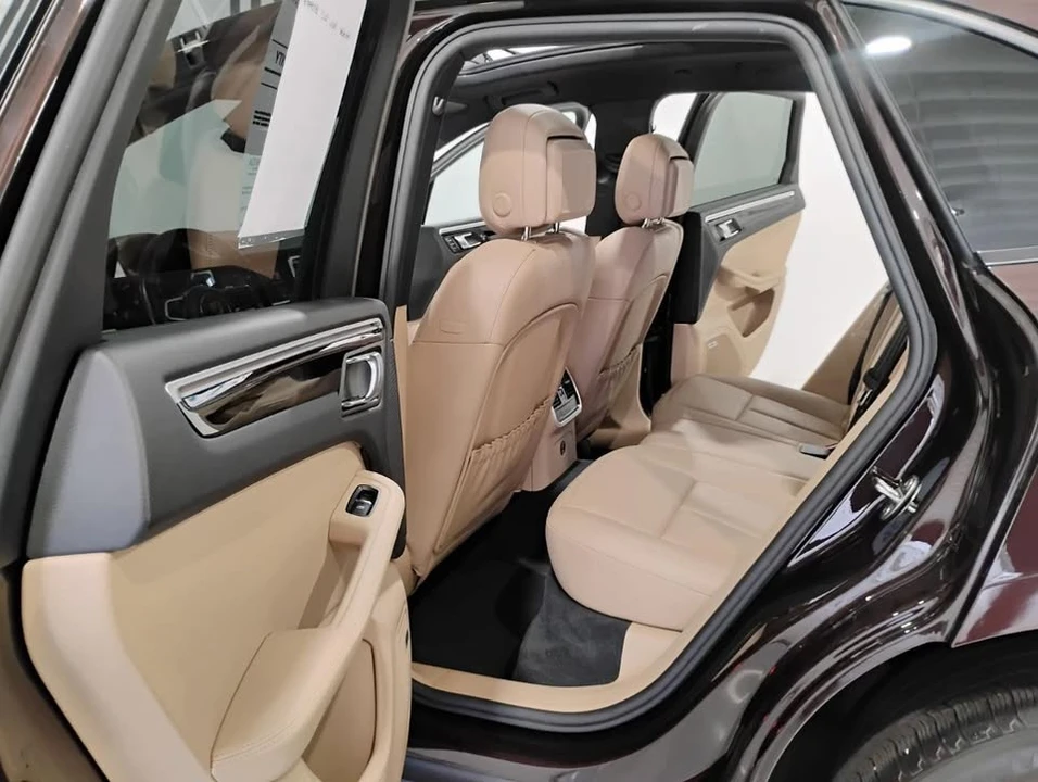 2021 Porsche Macan - Image 10 of 20