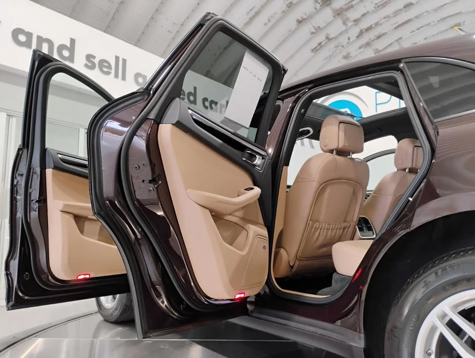 2021 Porsche Macan - Image 9 of 20