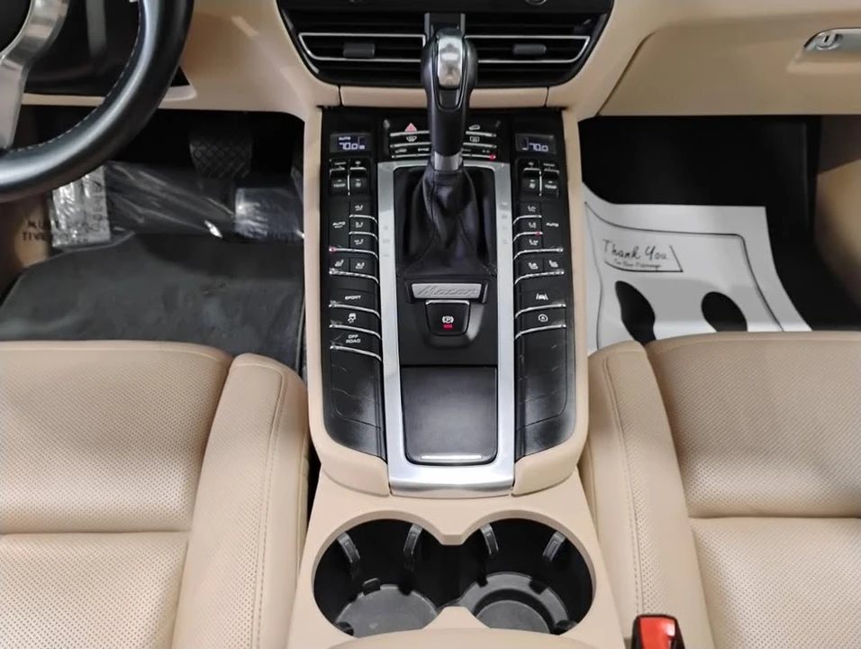 2021 Porsche Macan - Image 19 of 20