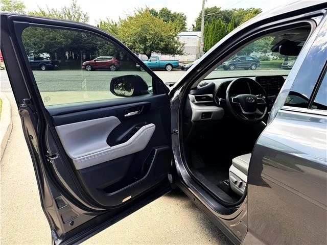 2021 Toyota Highlander - Image 9 of 21
