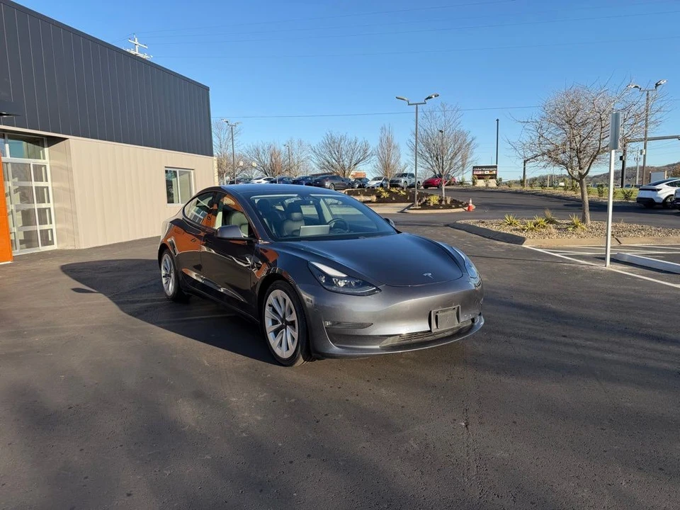 2021 Tesla Model 3 - Image 2 of 18