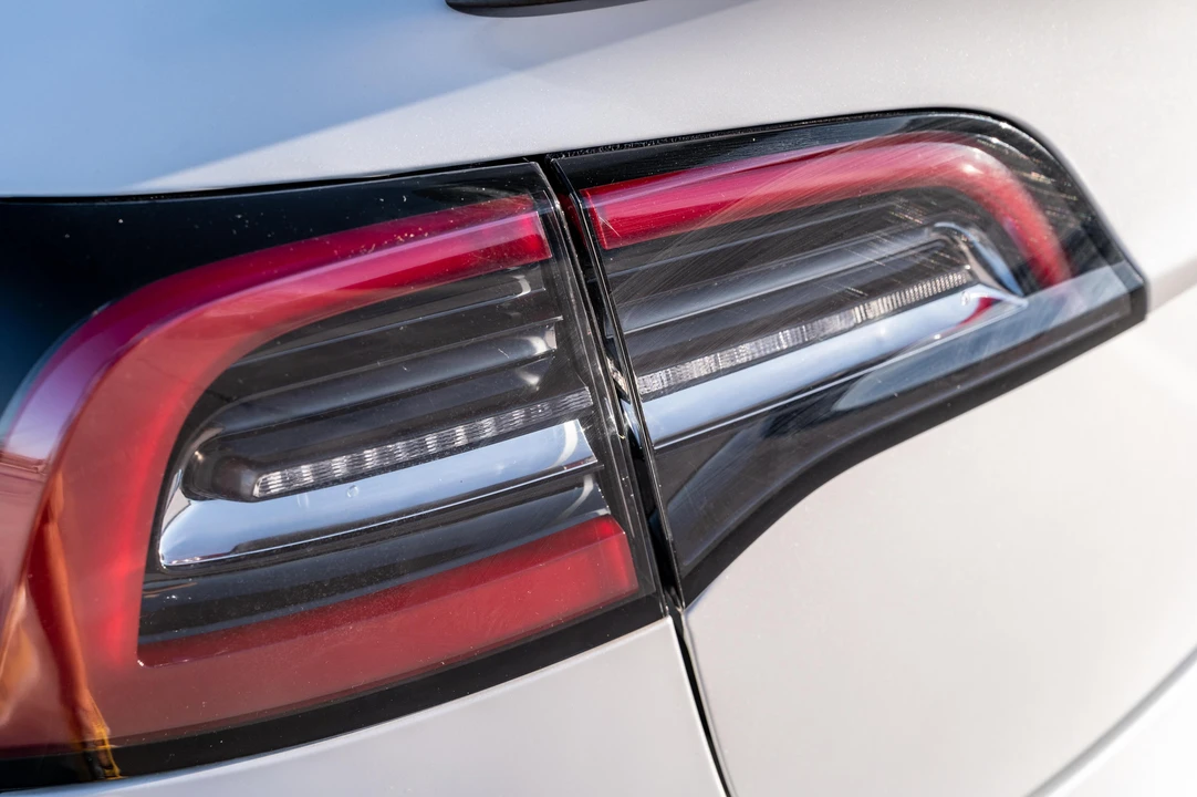 2021 Tesla Model 3 Performance - Image 17 of 31