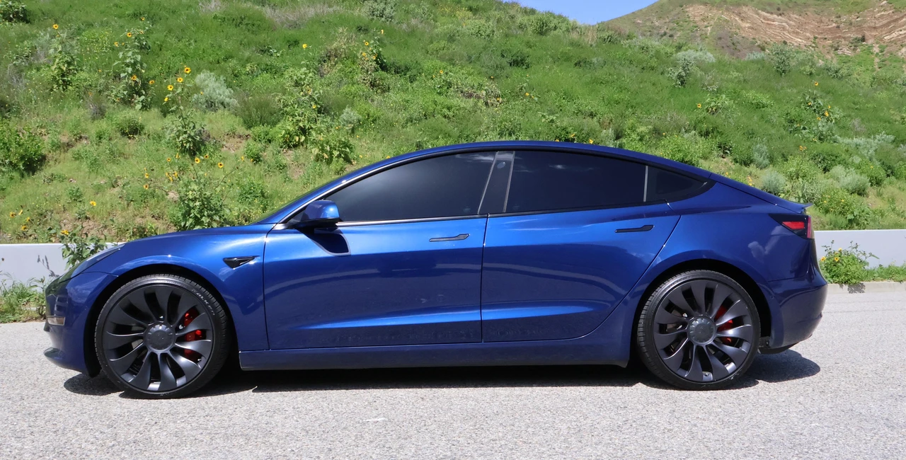 2021 Tesla Model 3 Performance - Image 7 of 31